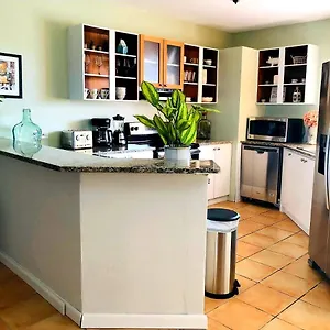 https://mariposa-beach-house.comcaribbean.com